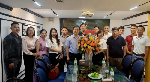 Phó CT Quận  Phó chủ tịch Quận, ông Nguyễn Quốc Hoàn cùng đại diện phòng Văn Hoá Quận đến tặng hoa và chúc mừng Hiệp Hội Du Lịch Quận Hoàn Kiếm nhân ngày 9/7. Ngày thành lập Du Lịch Việt Nam