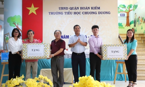 Giving Mid-Autumn gifts to children affected by storms and floods in Hoan Kiem district